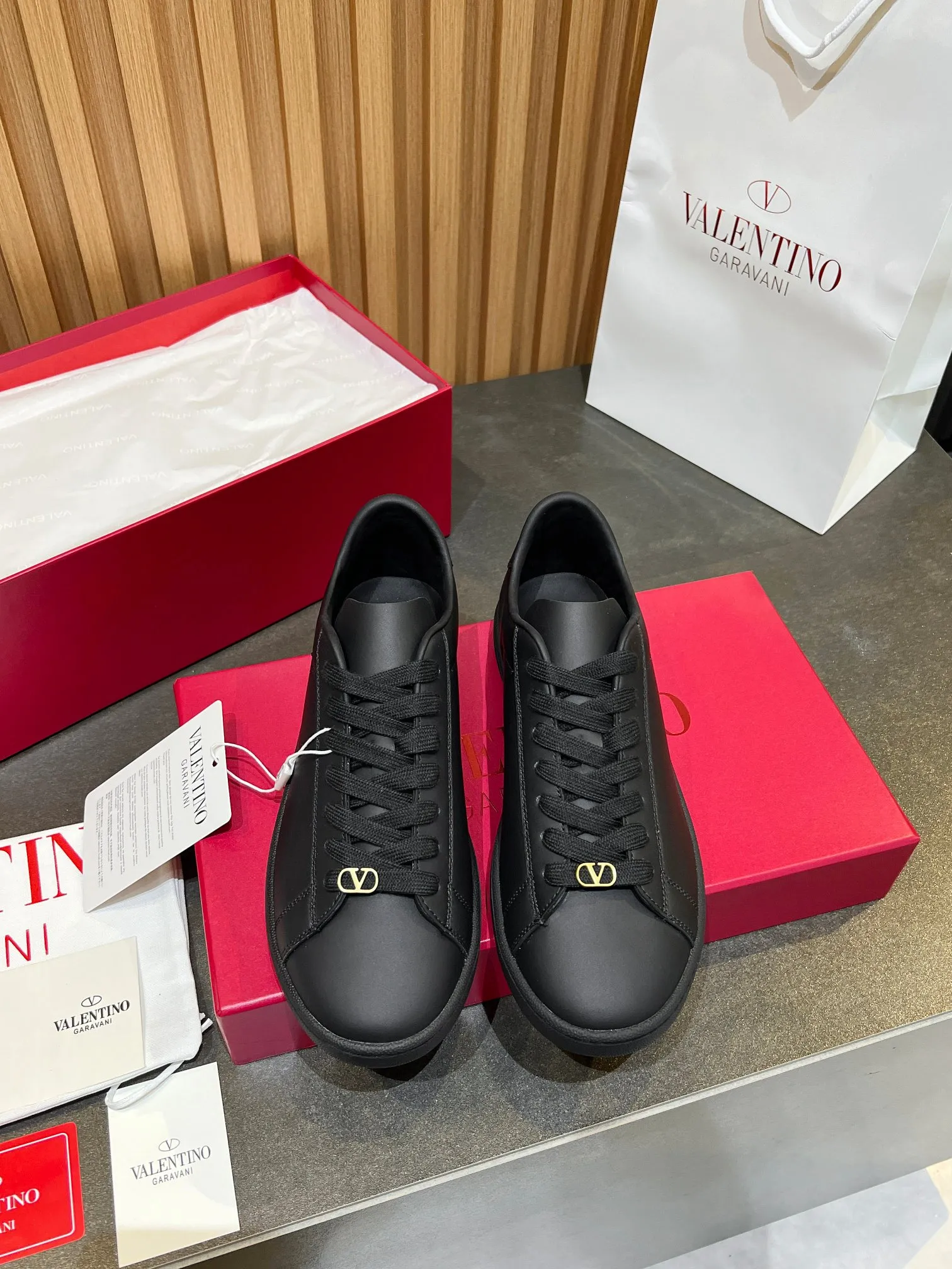 [Valentino] P: 640💰 Couple style, size: women 35-40▪️men 39-44 (45. Customized) Valentino VLTN casual shoes 2025 latest moral training shoes I can't put it down. Seiko details of cowhide sneakers, retro fashion, simple and advanced, casual matching. 1:1 restoration! Top luxury masterpiece, lace-up design, soft and comfortable imported calfskin brings excellent and elegant texture and excellent foot comfort. Top purchasing version upper: imported calfskin surface/original oil edge process + printing process. Inner lining: water-dyed cowhide lining. Outsole: original development 𝐓𝐏𝐔 two-color combination outsole. Packaging: full package with original configuration.